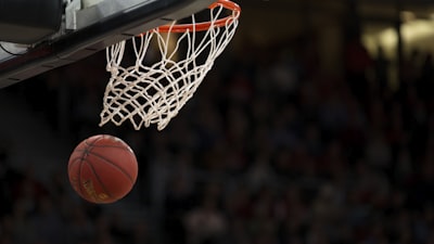 NBA湖人队对阵勇士队比赛照片 - 勒布朗·詹姆斯上篮